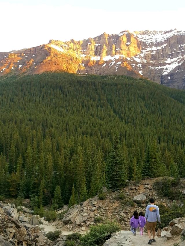 BREATHTAKING VISTAS OF MORAINE LAKE