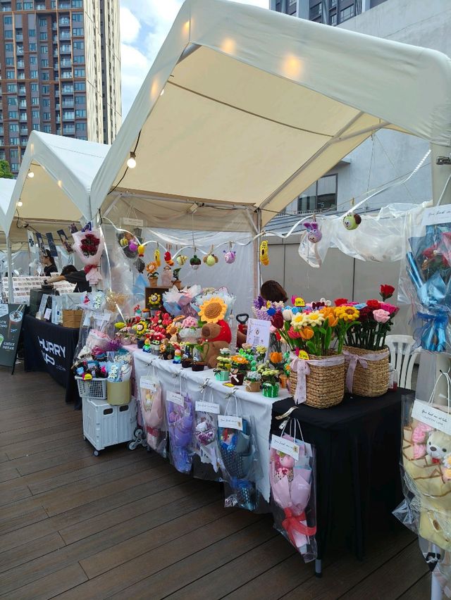 Singles' Market at Lalaport Mall: A Great Spot for Photos and Fun!