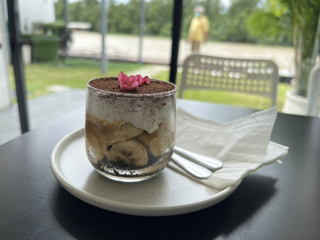 April Cafe  🍵🍰🌳