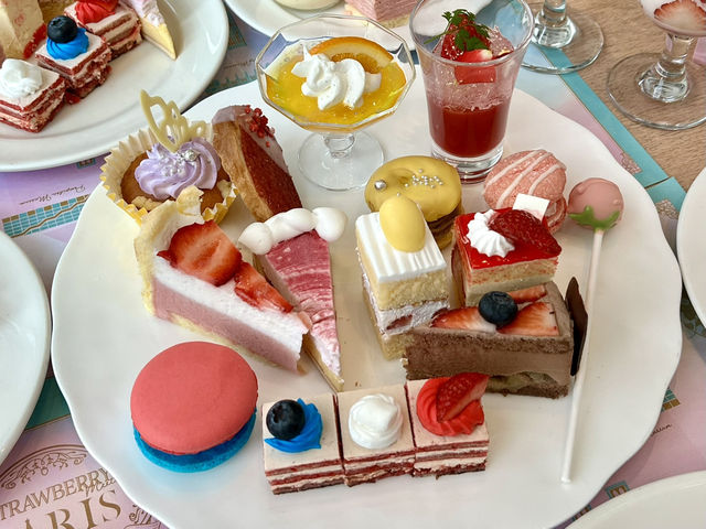 Strawberry Meets Paris at Lounge O❤️
