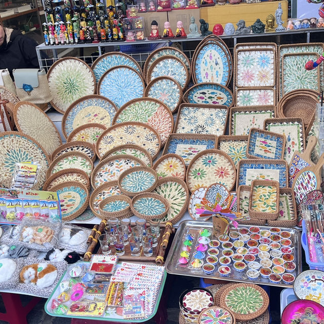 Stroll around the HoiAn ancient town and street shopping 