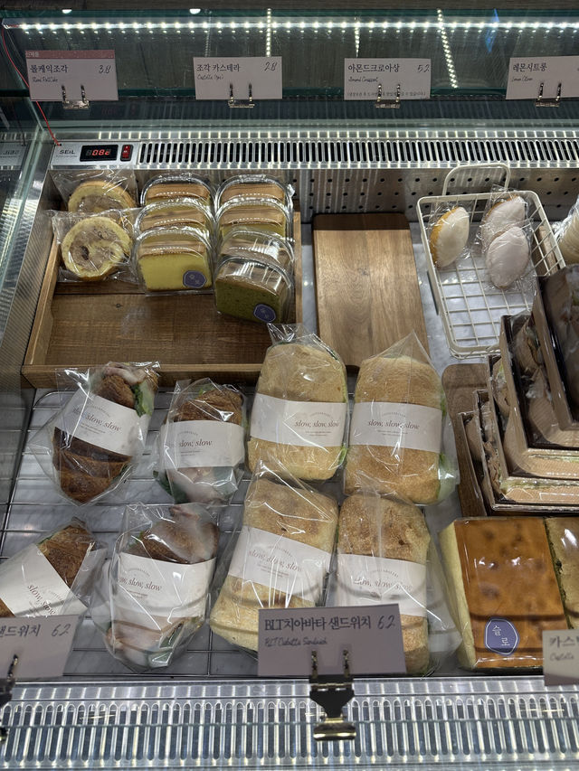 따듯한 분위기의 산본역 앞의 뷰를 즐길 수 있는 탁 트인 내부를 가진 베이커리 맛집