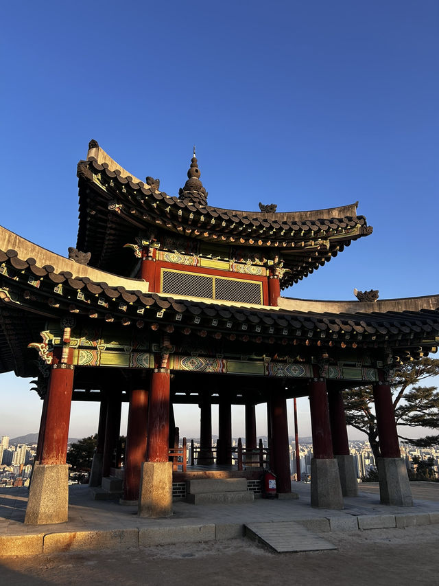 2층 누각과 정조 친필 현판이 조선 시대의 웅장함을 전해지는 서장대🇰🇷