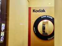 弘大街頭的黃紅驚喜：Kodak 人生四格初體驗連背景都自帶復古感✨Kodak 弘大人生四格店太美了！弘大最吸睛人生四格就在這！