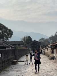จุดถ่ายรูปลับๆกับกำแพงเมืองโบราณที่ Dujiangyan 