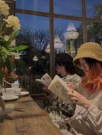 พาไปนั่งอ่านหนังสือในร้านที่หอมชามาก!