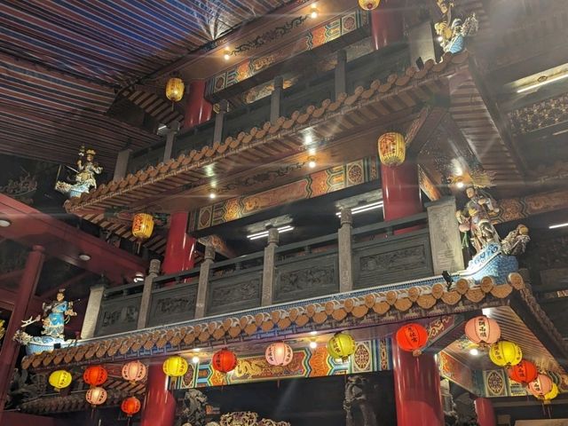 【台北】ライトアップされた煌びやかな寺院を見学！