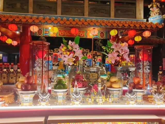 【台北】ライトアップされた煌びやかな寺院を見学！