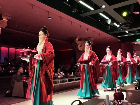 Hanfu performance at a Shanghai palace banquet