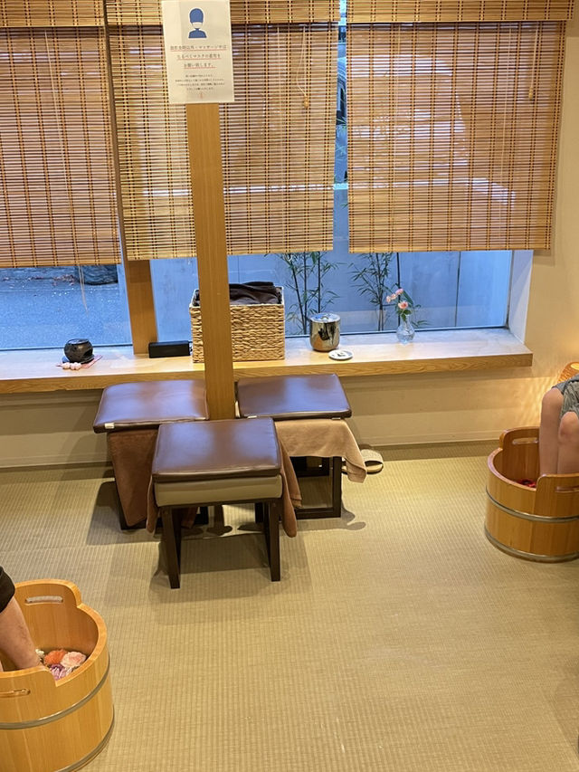 【京都🏵️嵐山】お花を浮かべる足湯カフェで癒される♡