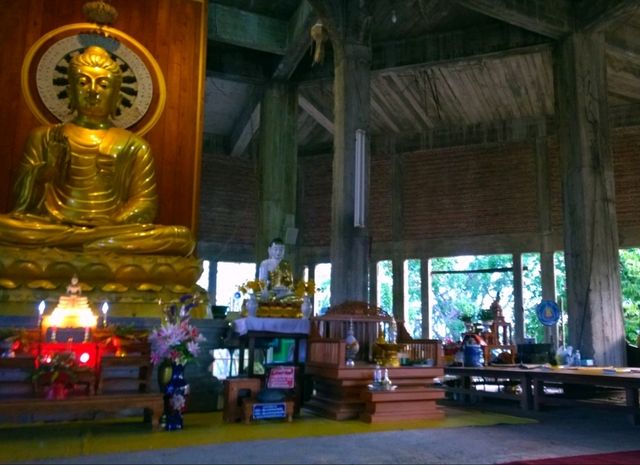 พาไหว้พระที่วัดพระธาตุ จังหวัดแม่สอด