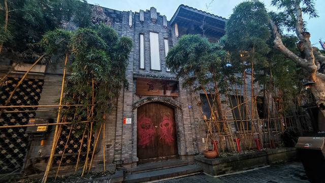Wide and Narrow Alleys in Chengdu