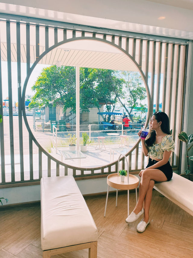 ร้าน Niji House Bangsaen คาเฟ่สไตล์มินิมอล