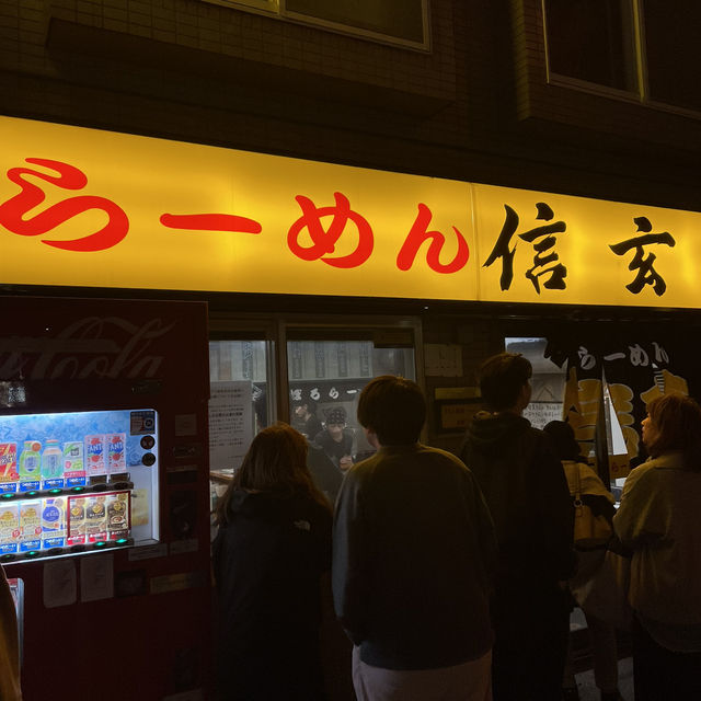【北海道】深夜でも行列が絶えない大人気ラーメン屋🍜