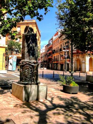 Spanish Mediterranean Coast Tour ~ Barcelona (Region)
Mataró is a prosperous industrial, commercial and tourist town on the Maresme coast, inheriting a long and rich historical heritage that dates back to the Roman Piazza Lluro, as evidenced by the archaeological site of the Llauder Tower, which contains ruins. However, many other significant events also left their mark in this town, such as the construction in 1848 of the first railway in the history of the Iberian Peninsula, which connected Barcelona to Mataró. The old city center is bounded by 16th-century walls. In the center we can see the 15th century Cathedral of Santa Maria, whose facade had its medieval and neo-Romanesque additions in the 19th century.
Today, La Wrier and La Rambla are the city’s main commercial arteries. There we can see notable buildings such as the 17th century Town Hall, which includes architectural elements added later. At the intersection of these two streets, Plaza Santa Ana, we can visit the Baroque church of the same name. We can also visit other notable buildings such as the 18th century House of Caputxines and the Regional Museum of Maresme, housed in a Renaissance building.
Modernism has left a special mark in Mataró, thanks to the legacy of architect Josep Puig i Cadafalch, who was born in this city. He also owns one of the city’s symbols, the Colli Regàs House.
#AprilDestinations2025 #SpainTravel #Catalonia