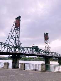 포틀랜드의 웰러밋강을 가로지르는 멋진 철교, Hawthorne Bridge!