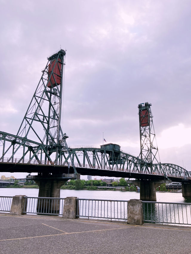 포틀랜드의 웰러밋강을 가로지르는 멋진 철교, Hawthorne Bridge!