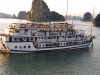 Cruising along Halong Bay