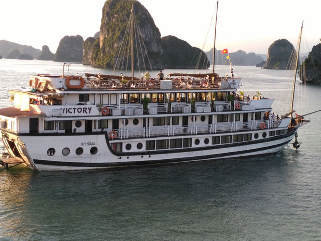 Cruising along Halong Bay