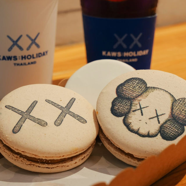  KAWS: HOLIDAY THAILAND POP-UP CAFE’ ☕️ 