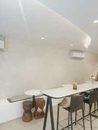 Assava Cafe & Learning Space สีขาวมินิมอล