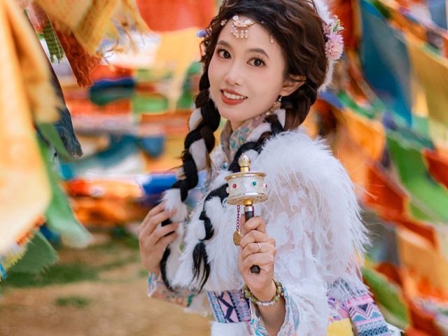 Timeless Beauty in Lijiang: A Tibetan Costume Photoshoot Amidst the Grasslands