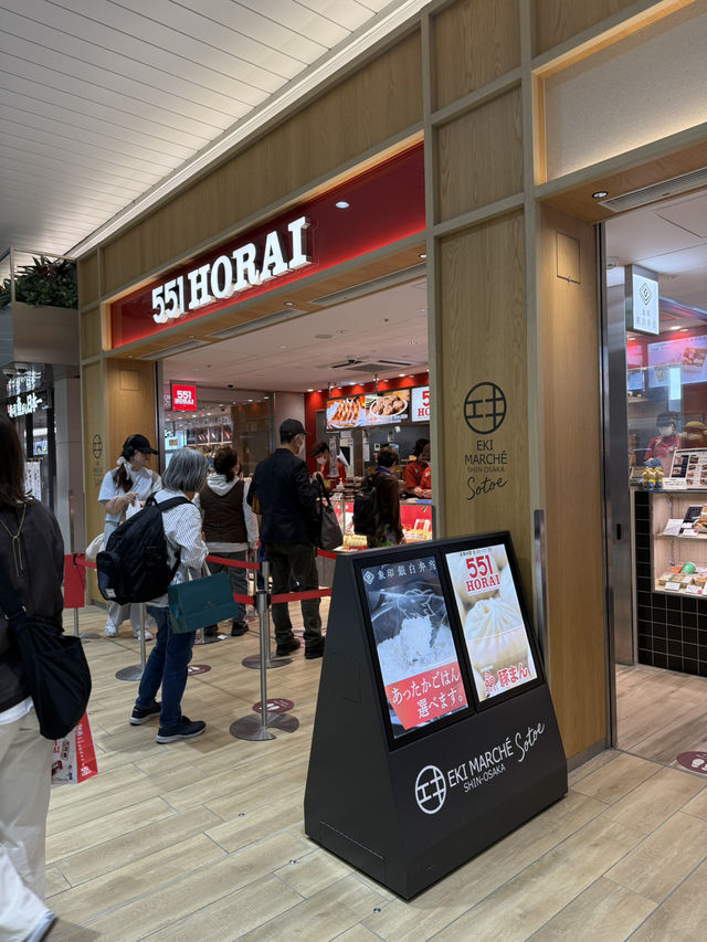 新大阪で外せない！新幹線のりば近くで買える『551蓬莱』の豚まん