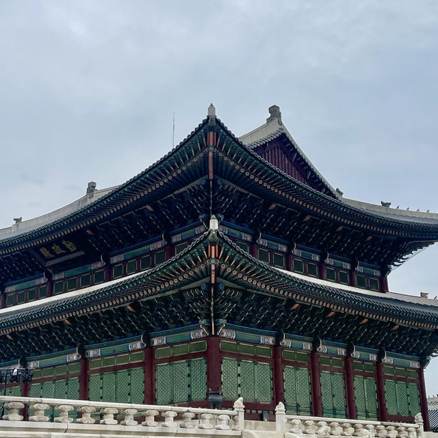 현대와 과거가 어우러진 서울, “경복궁”