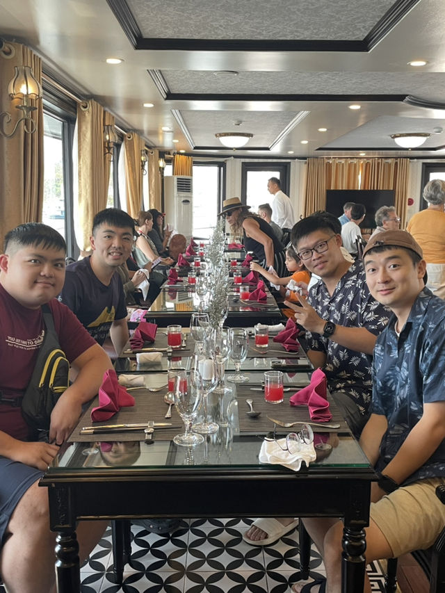 下龍灣郵輪：海上詩篇，光影讚歌