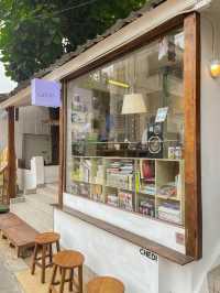 ร้านกาแฟเล็กๆลับๆ ที่ได้วิวกับเจดีย์หลวง