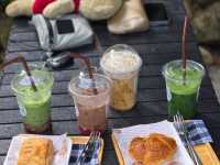 mynt cafe วิวเขาเหมน + ธารน้ำหลายสายไหลผ่าน