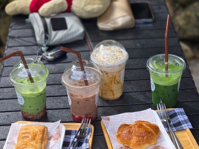 mynt cafe วิวเขาเหมน + ธารน้ำหลายสายไหลผ่าน