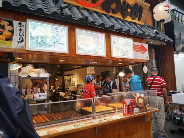 大阪黑門市場購物攻略：吃喝玩樂一網打盡！🦀🍣