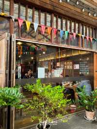 ร้านวินเทจแบบไม้ ๆ อาหารหลากหลาย 