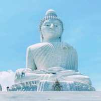 天空にそびえる壮麗なビッグ・ブダ