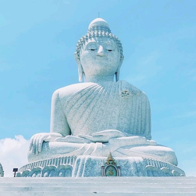 天空にそびえる壮麗なビッグ・ブダ
