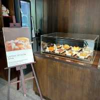 “จิบกาแฟในร้านดีไซน์ลอฟต์คลีนๆ 