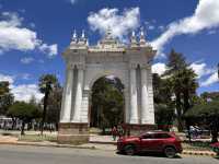 【Parque Simón Bolívar｜スクレの憩いと歴史が交差する都会のオアシス】