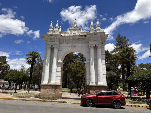 【Parque Simón Bolívar｜スクレの憩いと歴史が交差する都会のオアシス】