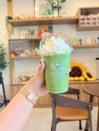 光と緑に包まれた、静かなカフェ時間。🌿☕ #カフェ巡り #自然と過ごす
