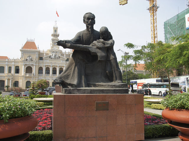 🏛️ Day & Night Vibes: Ho Chi Minh City People’s Committee & Ho Chi Minh Statue