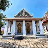 สักการะพระพุทธรูปในพระวิหารสมัยรัชกาลที่ 3