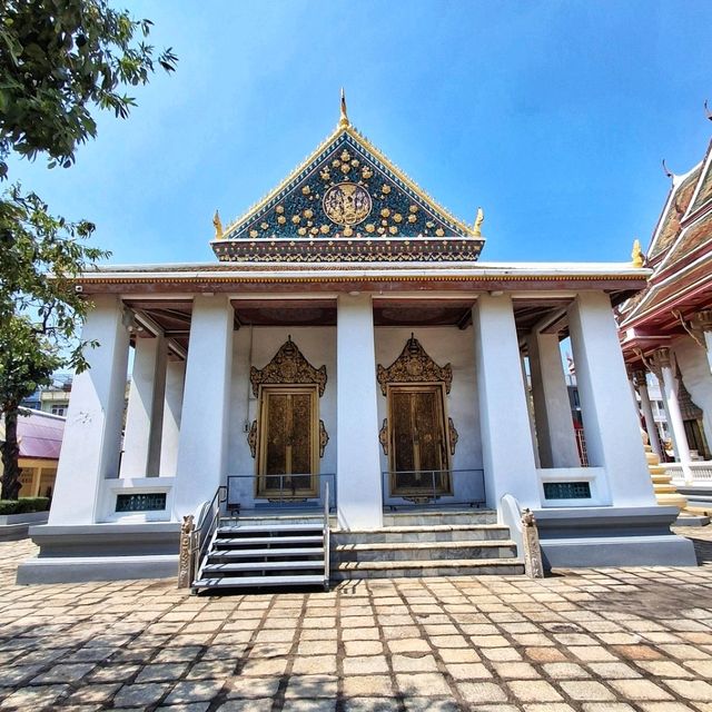 สักการะพระพุทธรูปในพระวิหารสมัยรัชกาลที่ 3