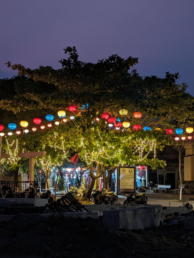 Hoi An: Where Evening Comes Alive with Lanterns! 🏮✨