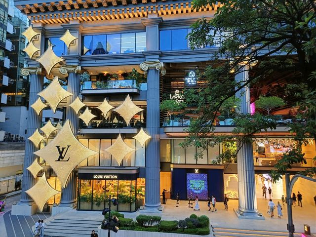 夜幕下的鑽石幻境 ， LV The Place Bangkok 的藝術饗宴。