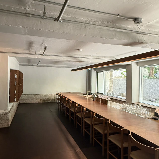 Industrial Soul Meets Slow Coffee – My Visit to Anthracite Seogyo, Seoul