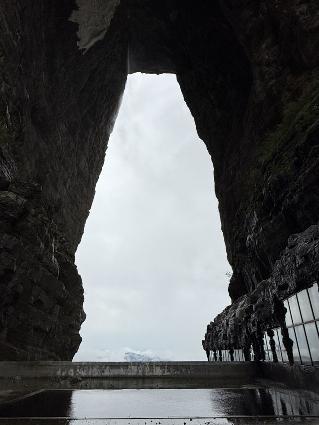 Nature and Wonder: Phenomenal Sea of Clouds at Tianmen Mountain and the Grandeur of 72 Qilou