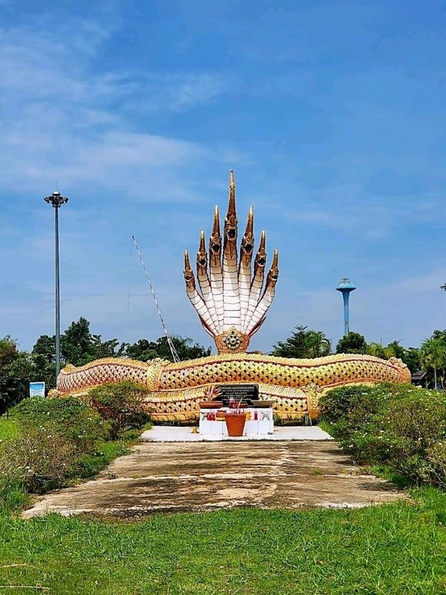 มาล่องเรือชมความงามของบึงหนองหานกันไหม