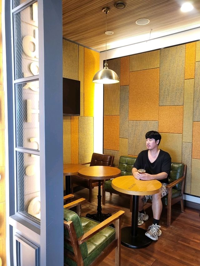 통창밖 자연풍경이 멋스런 영광카페