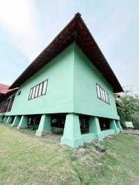Rumah Melayu and Scenic Lake Views at Paya Indah Park: Relaxing Nature Escape 